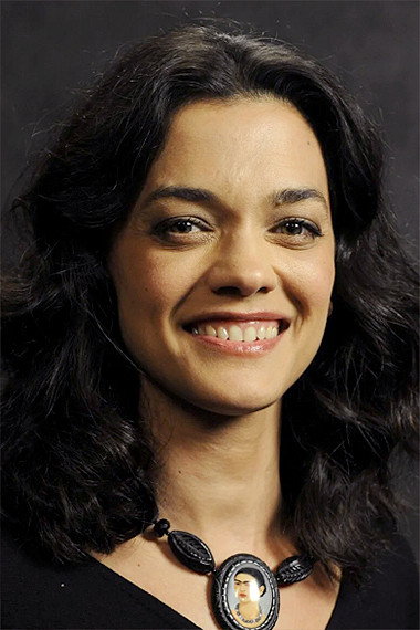 Ana Cecília Costa as Isabel in A Teia