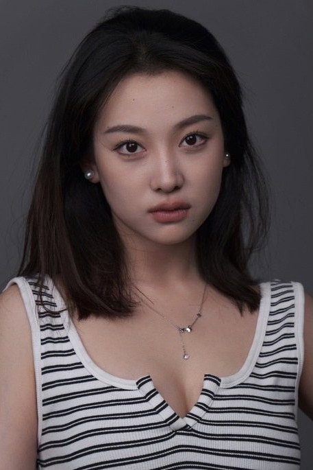 郑涵艺 as Van Lin in Red Silk