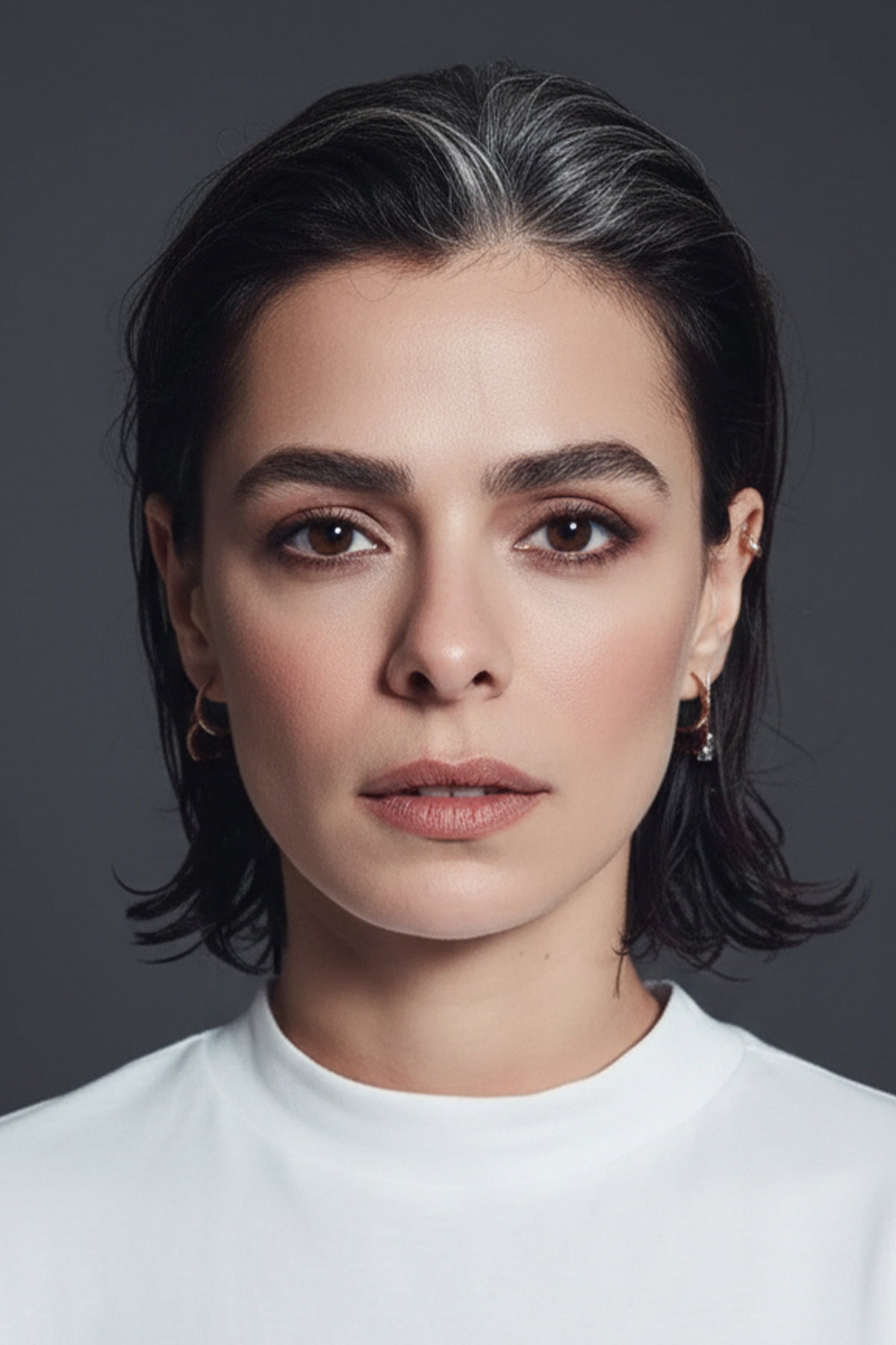 Özge Özpirinçci as Ebru Karataş in Cesaretin Var mı Aşka