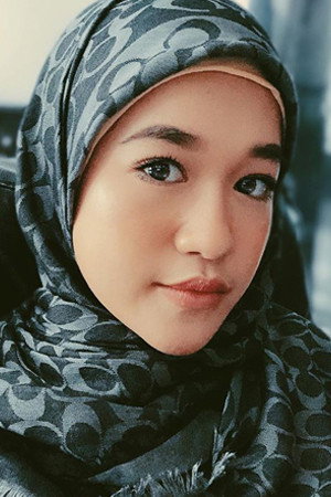 Ernie Zakri as Suri in Suri Katriana