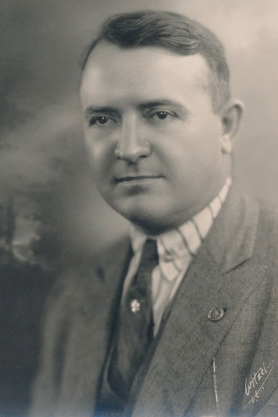 Barney Oldfield as Himself in Blonde Comet