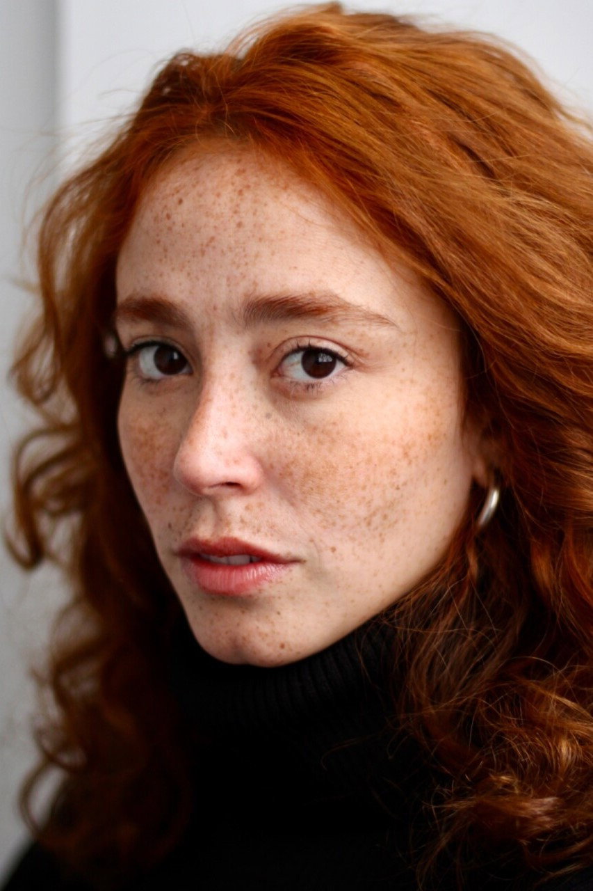 Nathalia Garcia as Roberta in Verde Oliva