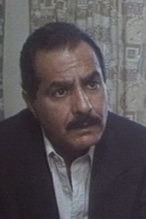 Fekry Abaza as أشرف in El Banat Lazem Ttgawz