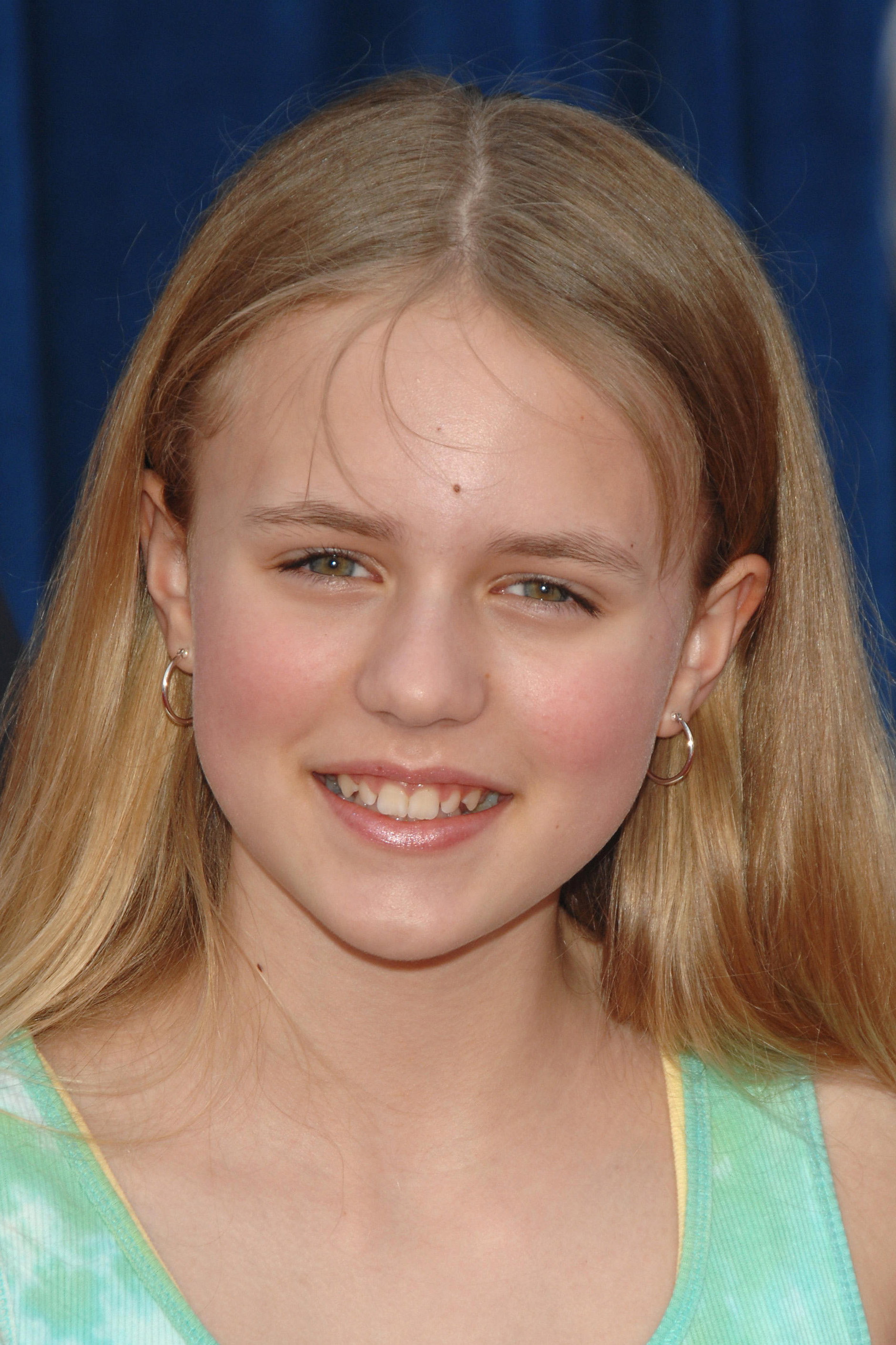Courtney Taylor Burness as Gwen in Deal
