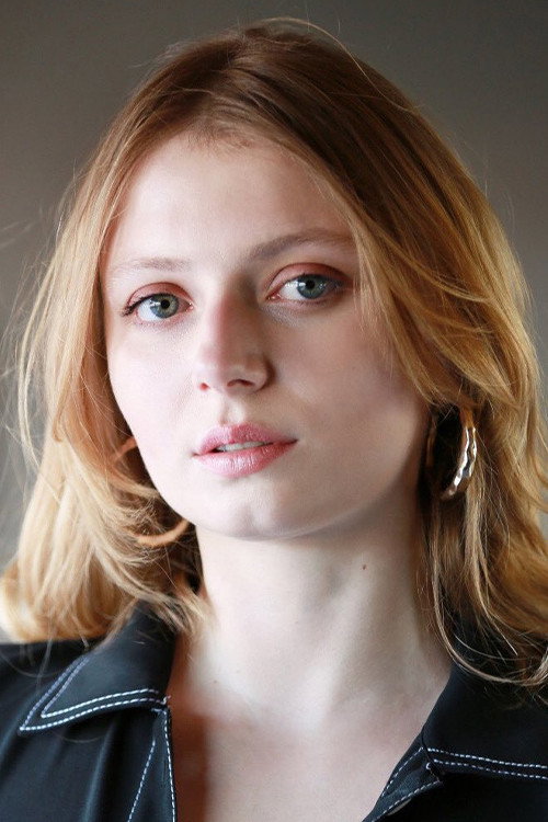 Yasemin Szawlowski as İpek Yaman in All Alone