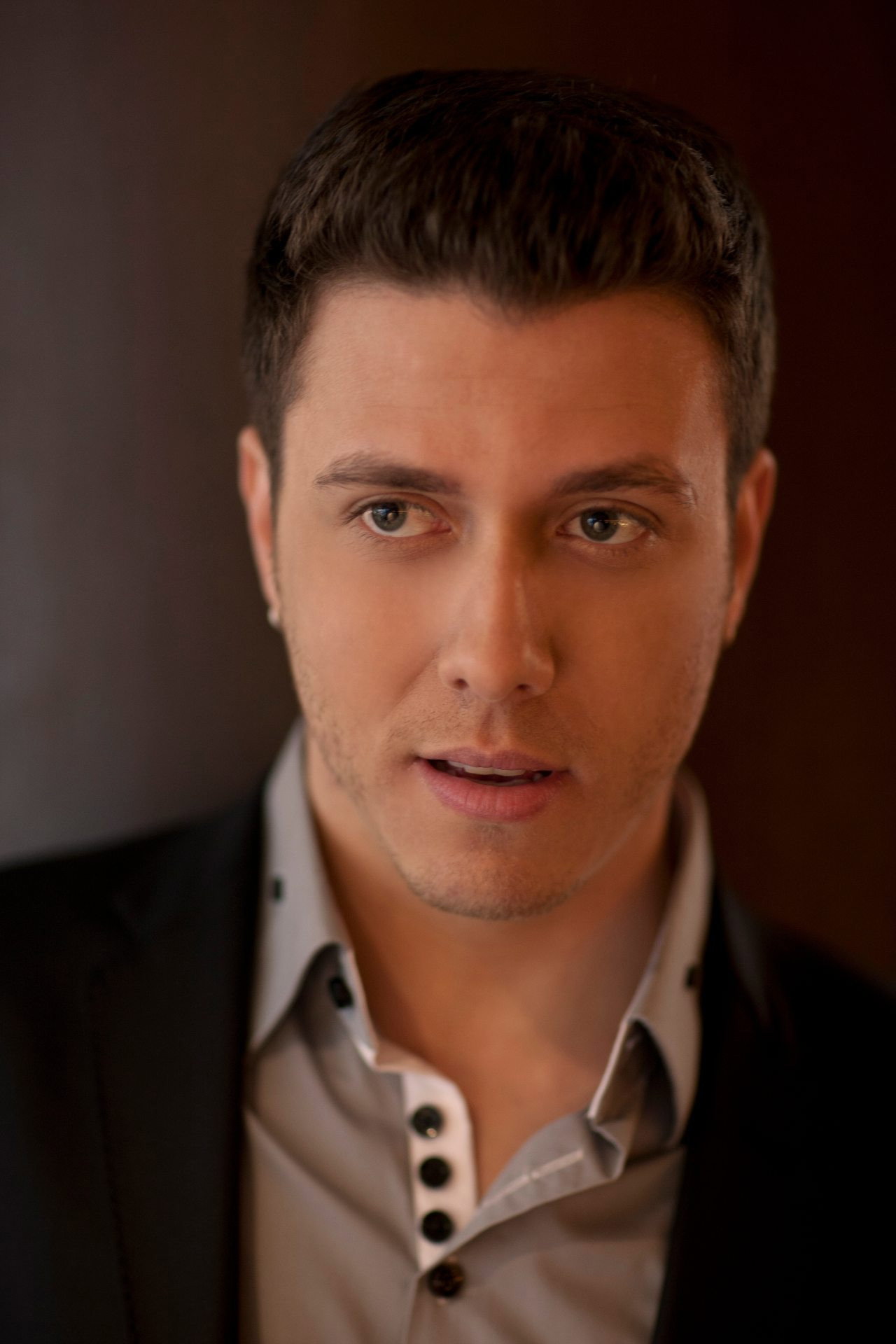 Daniel Gravelli as Recepcionista in Cinzas e Café