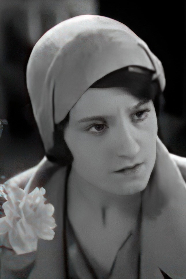 Hertha Guthmar as Olga in Ariane