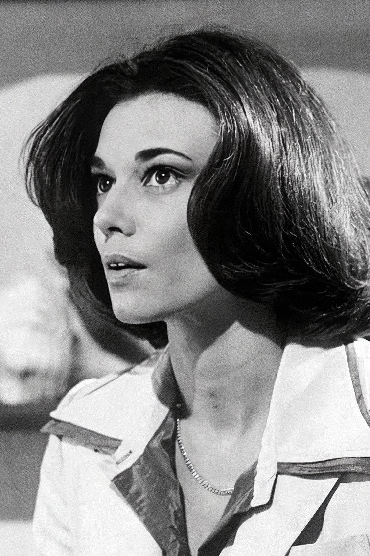 Tricia O'Neil as Anne Kimbrough in Piranha II: The Spawning