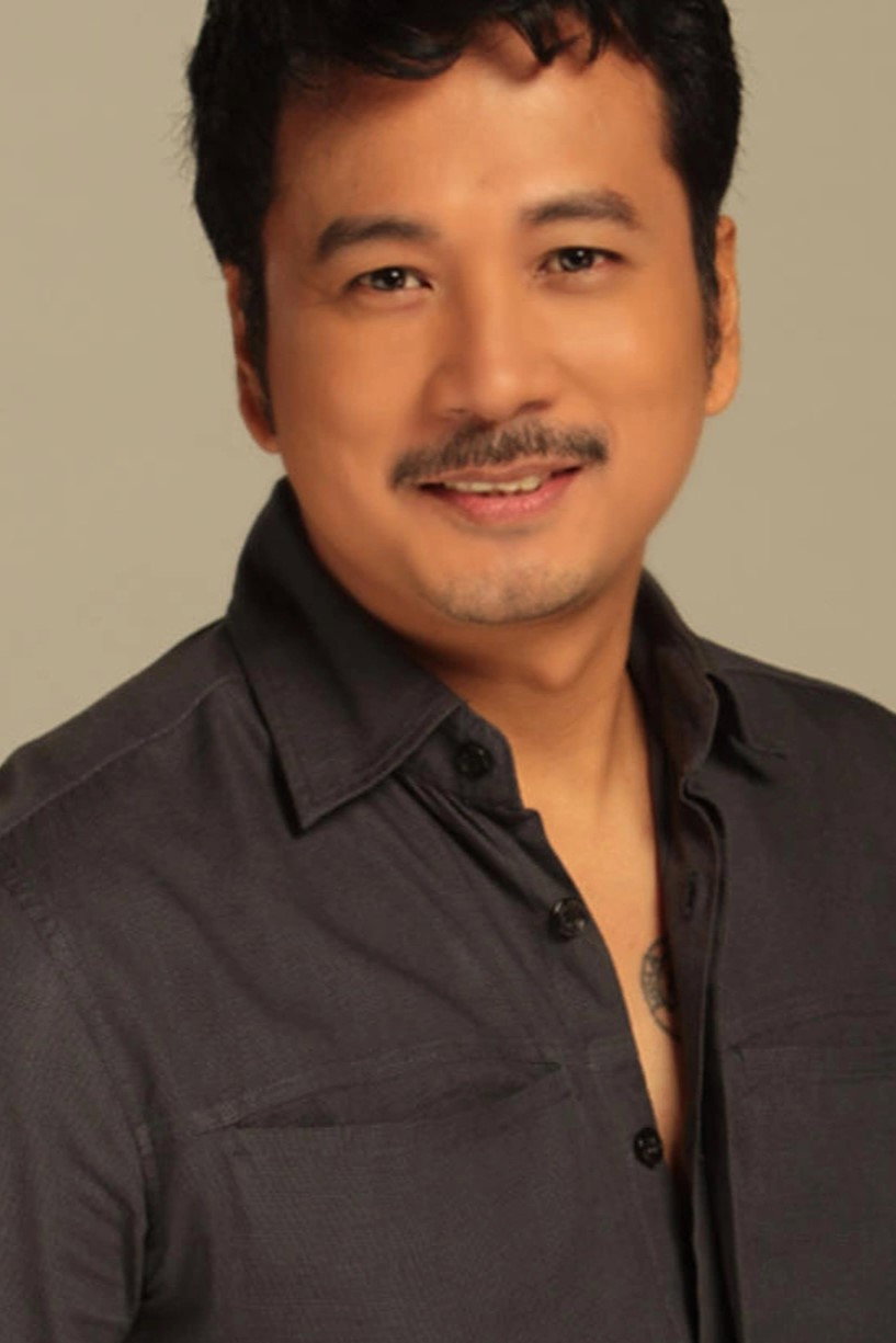 Simon Ibarra as Jonas in Roadkillers