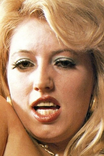 Angelika Hefner as Resi in Nackt und kess am Königssee