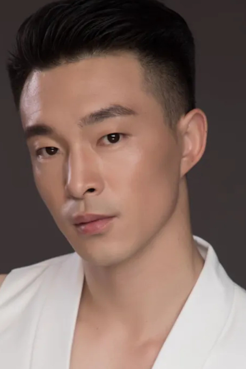 吕帅 as Zhong Wanchang in Walking on the Blade