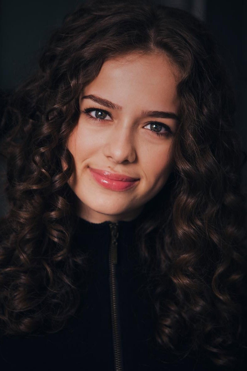 Aryana Engineer as Max in Orphan