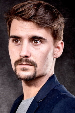Antony Arandia as Titus Reynebeau in Dag & Nacht: Hotel Eburon