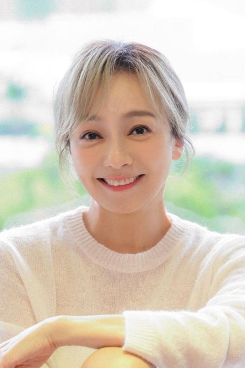 季芹 as 老太太 in 美丽笨女人