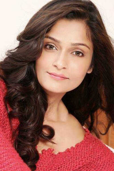 Samvedna Suwalka as Divya in Honeymoon Photographer