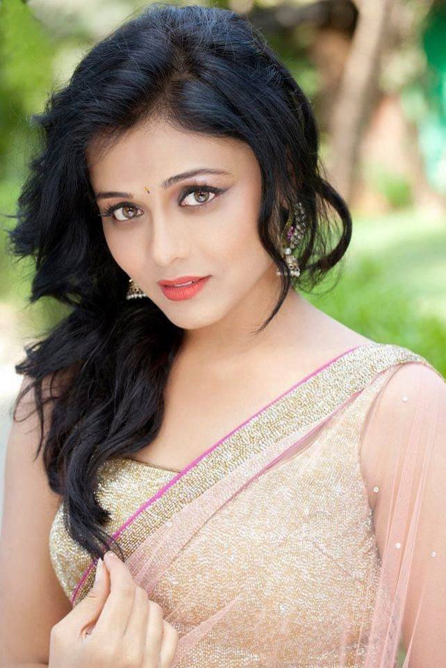 Prarthana Behere as Aarti in Choomantar