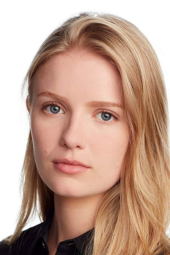 Hadley Robinson as Vivian Carter in Moxie
