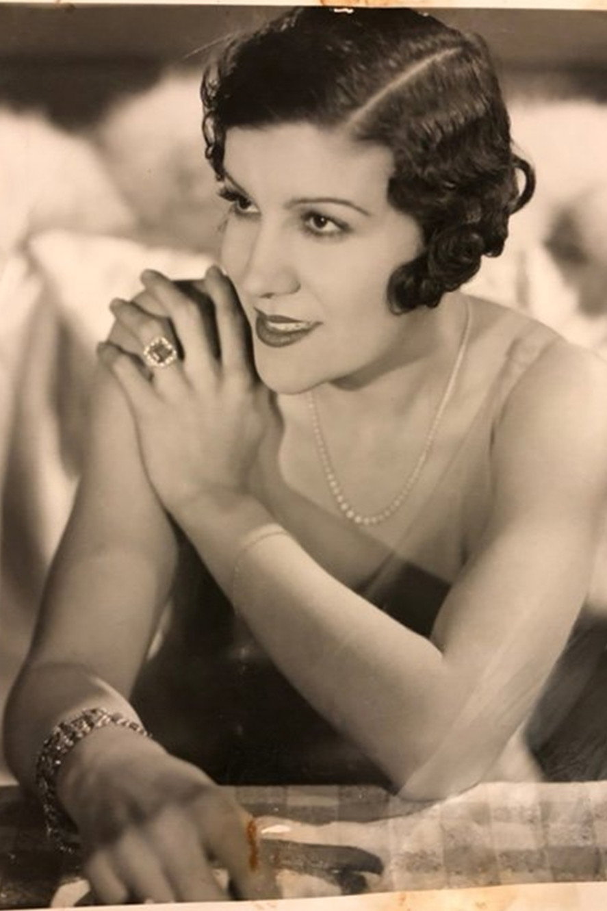 Gloria Guzmán as Isabel Reina in Yo quiero vivir contigo