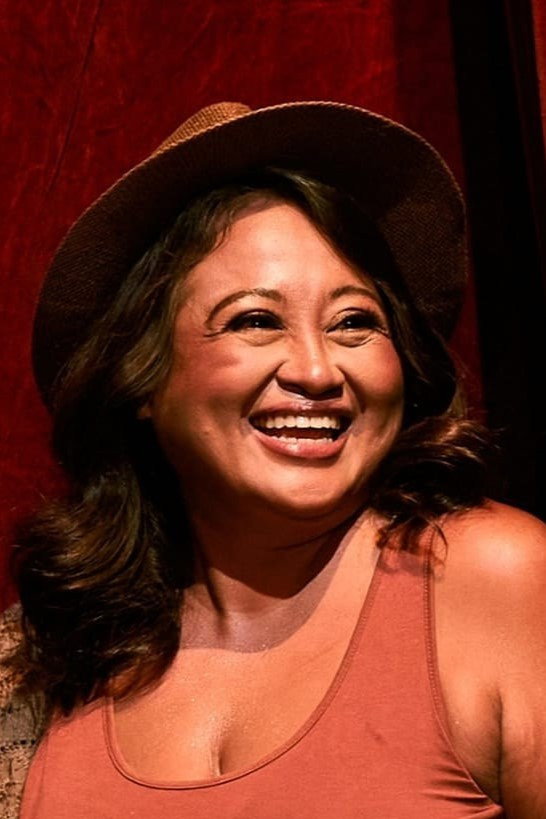 Kitsi Pagaspas as Aling Loida in Under My Skin