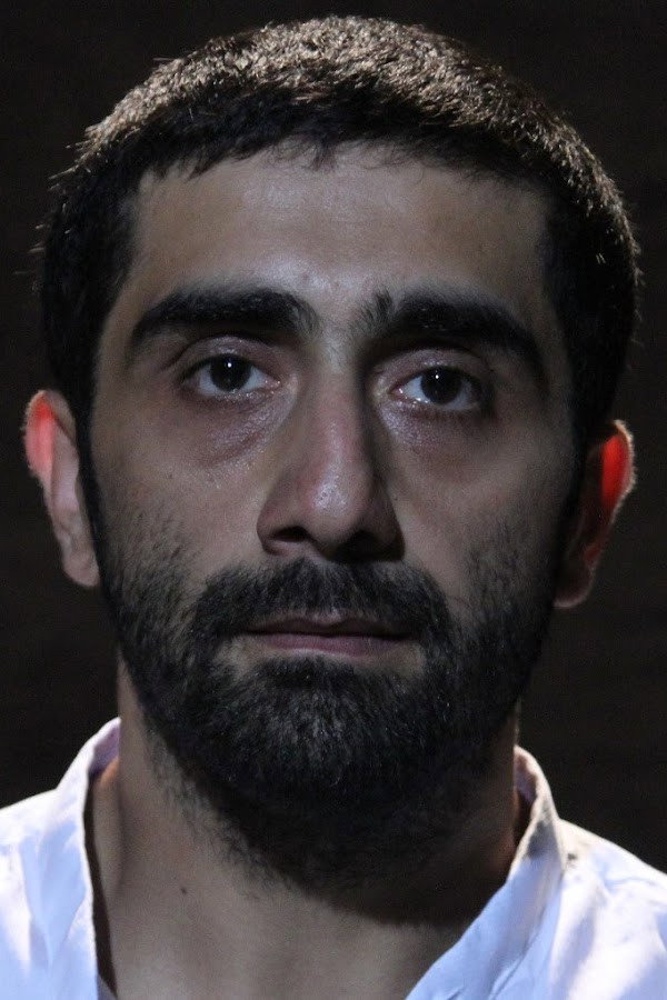 Taylan Ertuğrul as Memduh in Kırıntılar