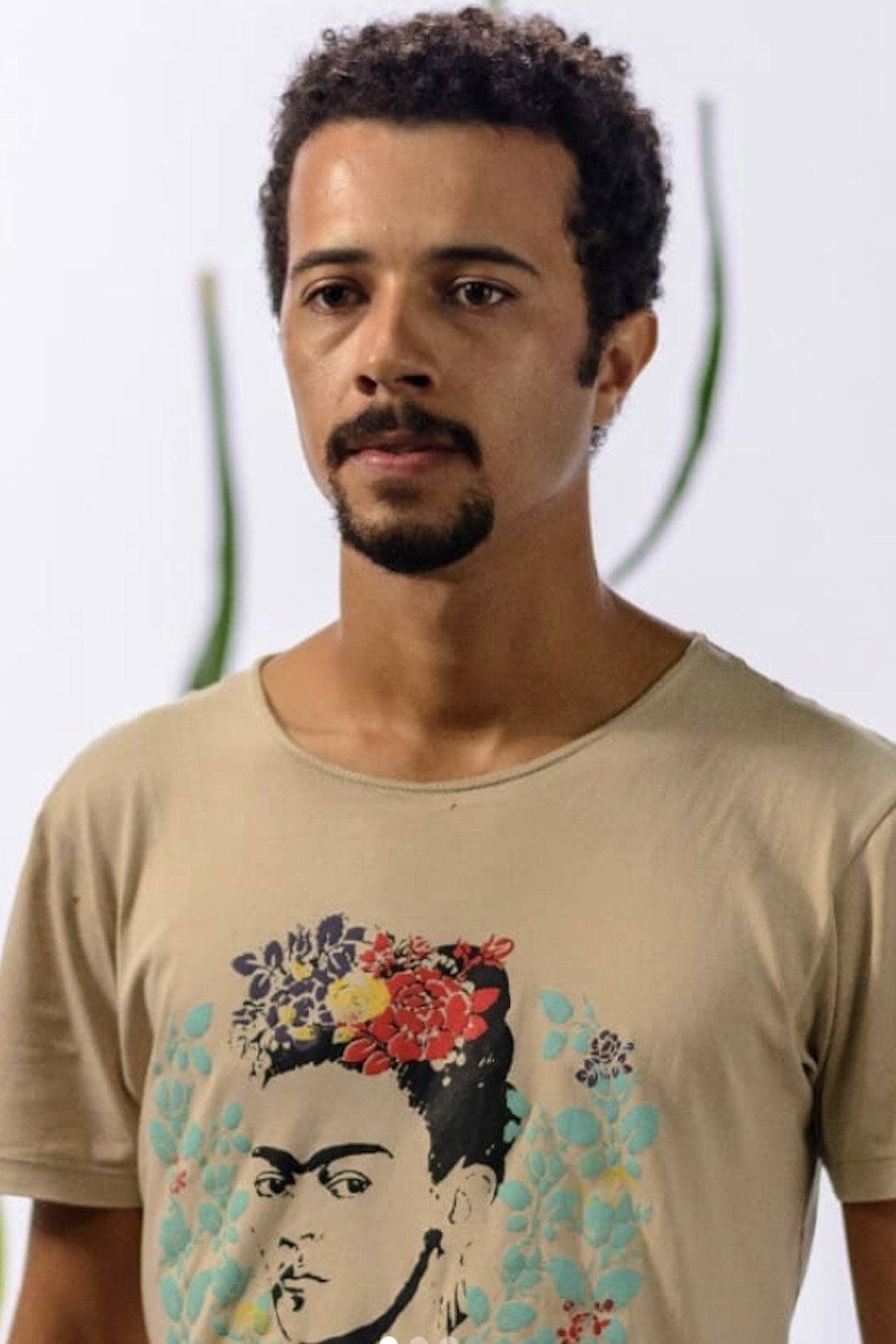 Paulo Philippe as Paulo in Estrangeiro