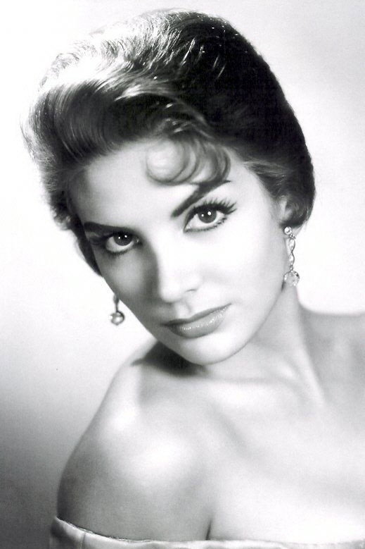 Elvira Quintana as Marisela in Duelo indio