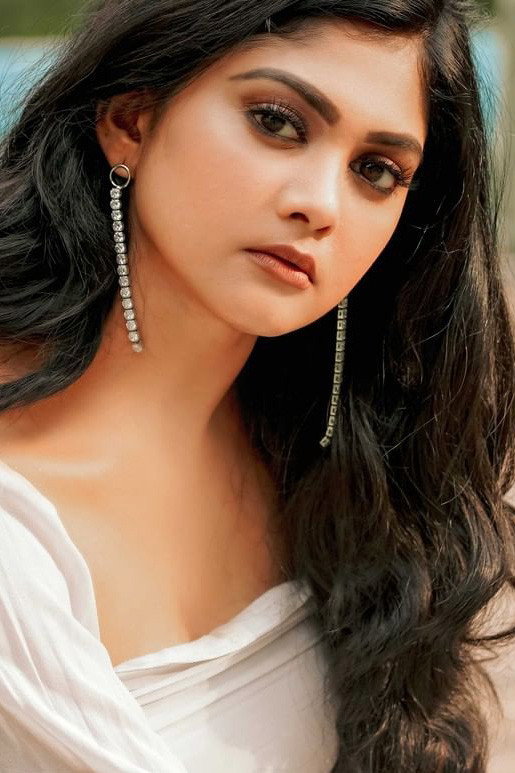 Vindhuja Vikraman as Divya Prashanth in Ponnukku Thanga Manasu