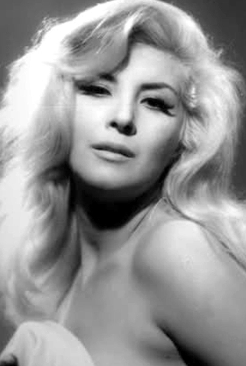 Libertad Leblanc as Lily in Furia en la isla