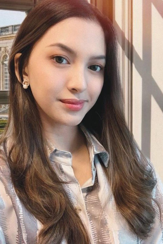 Alisia Rininta as Reny in Slank Never Dies