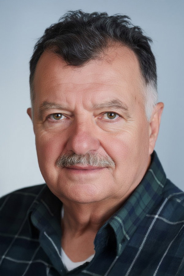 Bilge Zobu as Sanayi Odası Başkanı in Naked Citizen