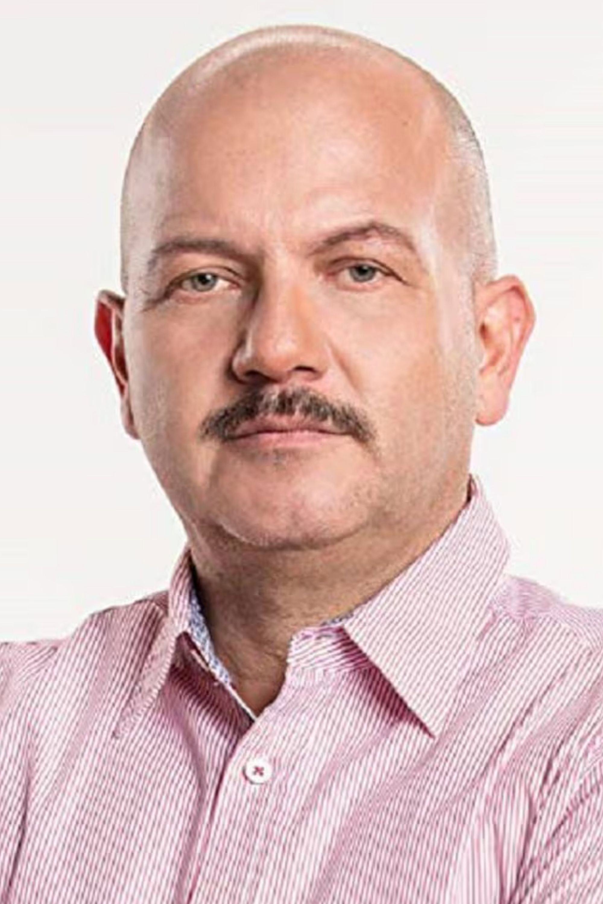 Manuel Antonio Gómez as Esteban Calvo in Sin senos sí hay paraíso