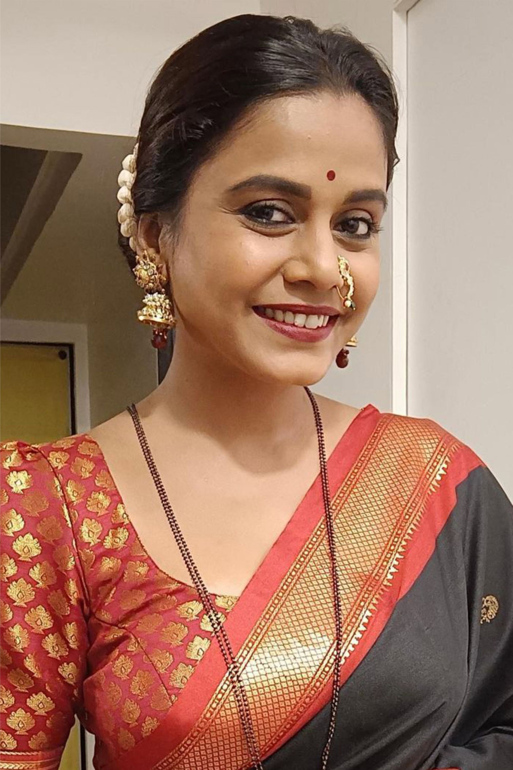 हेमांगी कवी as Radha in Do Gubbare