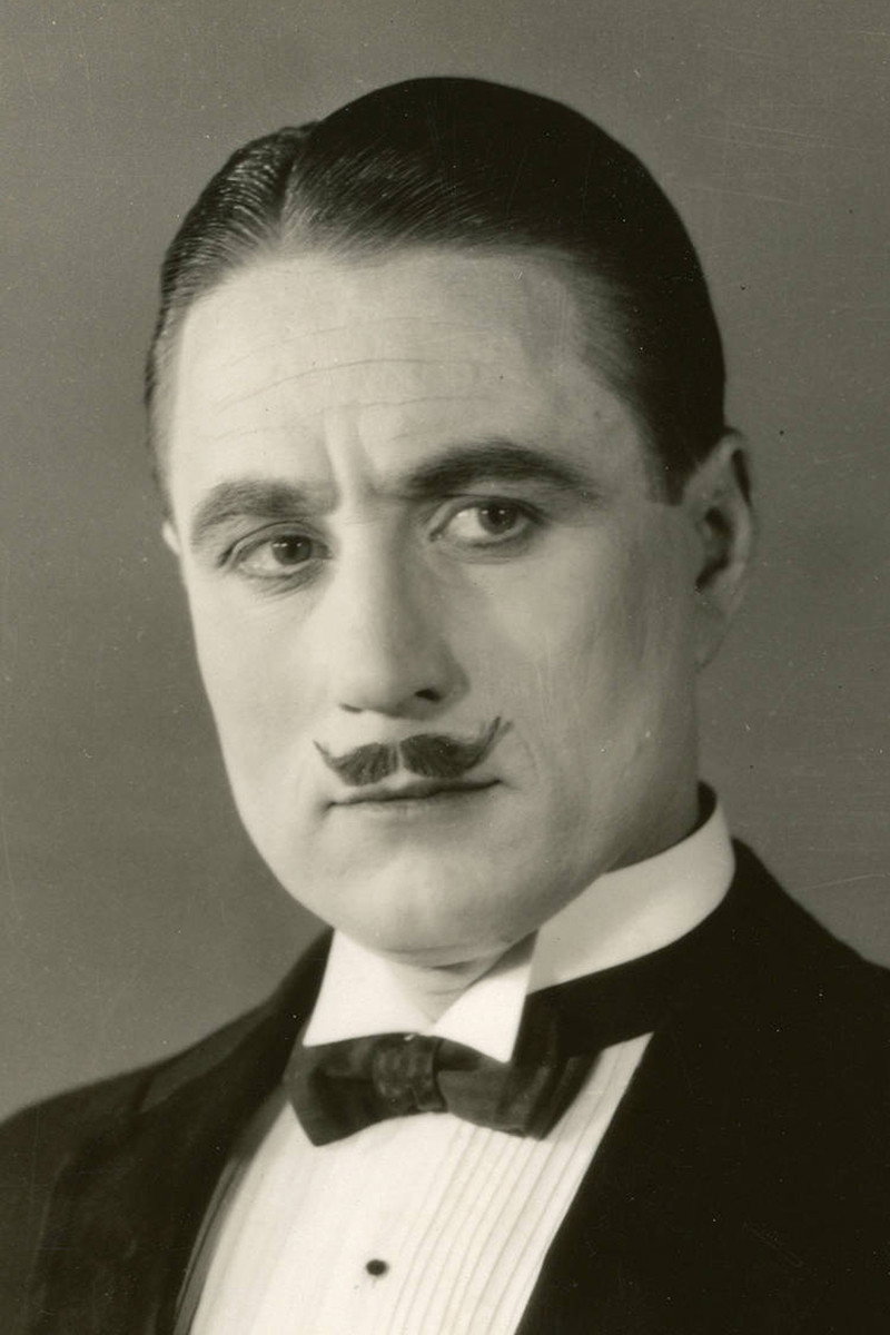 Sydney Chaplin as Self in Unknown Chaplin