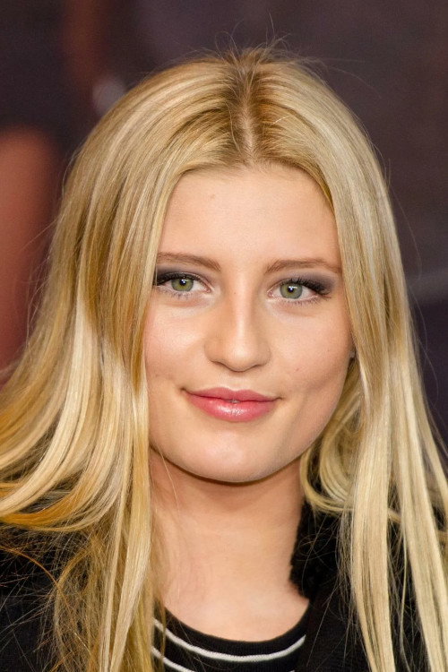 Luna Schweiger as Sarah in Phantom Pain
