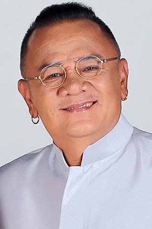 Jamnong Piyachot as Sing in Bua & Kwan: The Opposites of Love & Hate