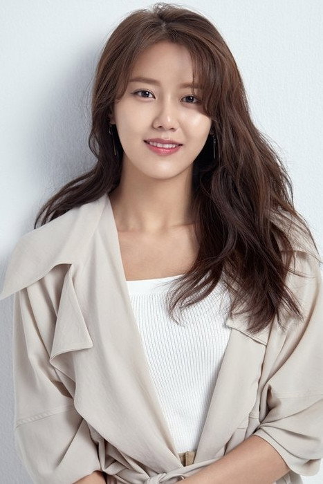 신혜정 as Yoon Seo-young in My Unfamiliar Family