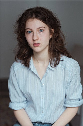 Lilea Le Borgne as Lili Bréguet in Menace sur Kermadec