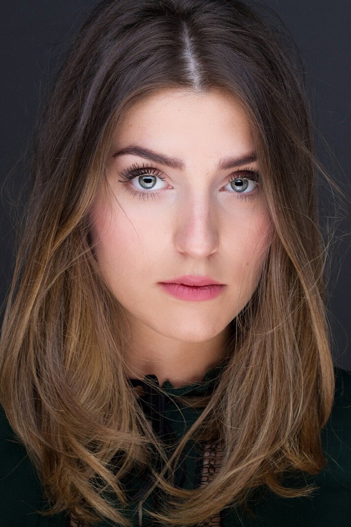 Anđela Jovanović as Anabela in The Crew
