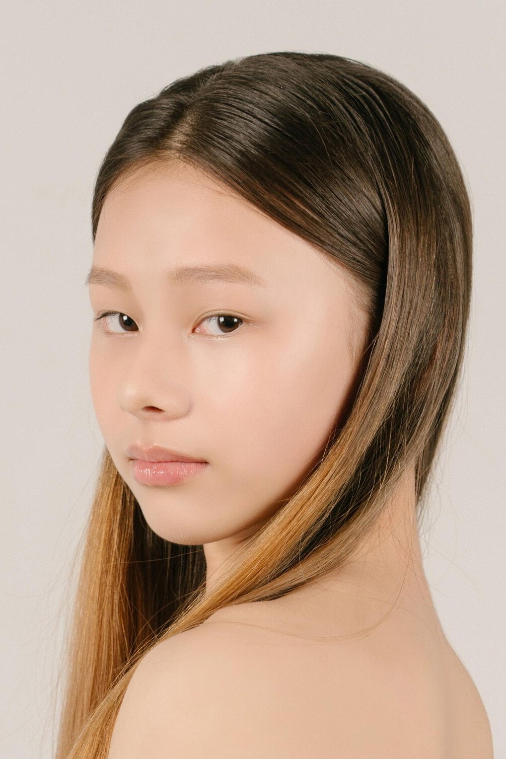 偉莉莎 as young girl in A Silenced Lament