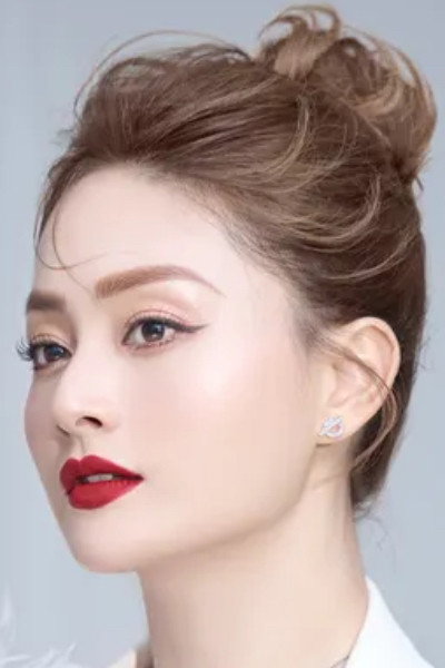 Lan Phương as Hà in Suddenly Happy Family