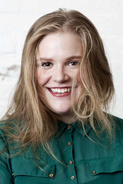 Stefanie Reinsperger as Polizistin Gerti in Braunschlag 1986