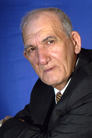 Firuz Xudaverdiyev as Çəkməçi in Biz qayıdacağıq