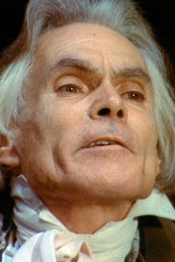 Alfred Baillou as False hunchbacked guardian in Je suis un mouchard