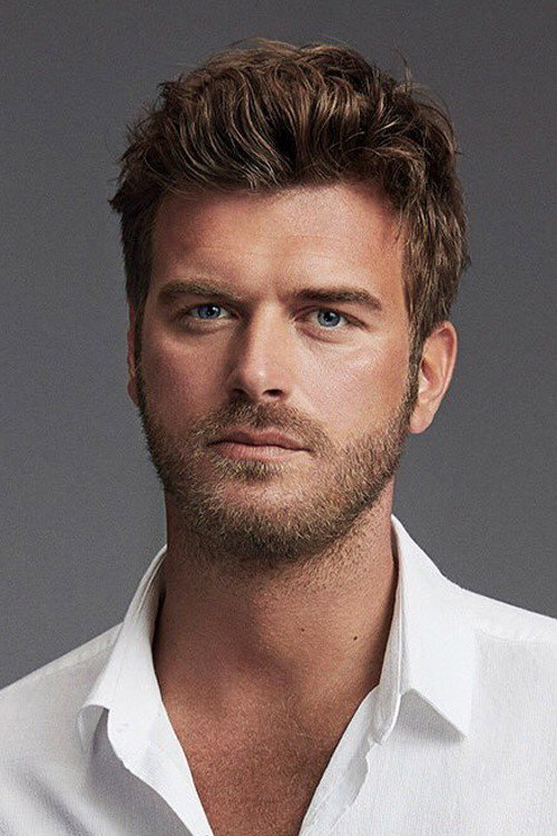 Kıvanç Tatlıtuğ as Muzaffer in Amerikalılar Karadeniz'de 2