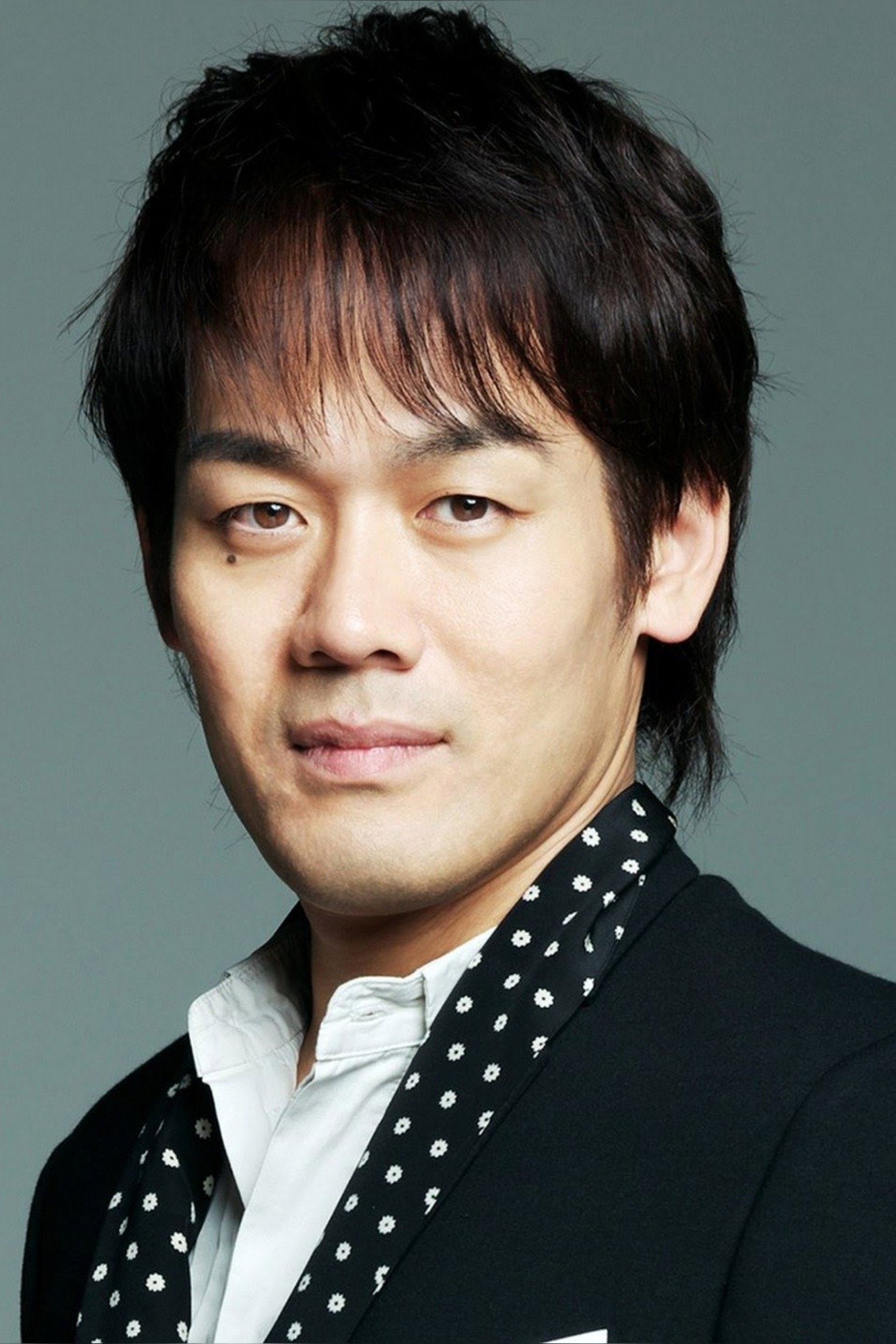 森崎博之 as landscaping boss in The Pearls of the Stone Man