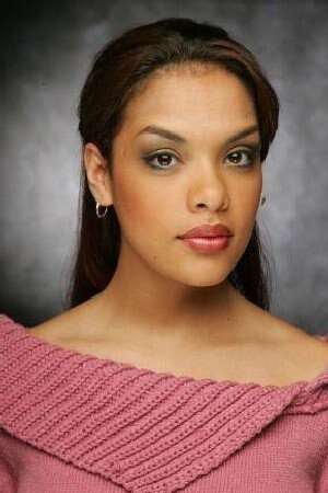 Desiree Casado as Minnie Linares in I Like It Like That