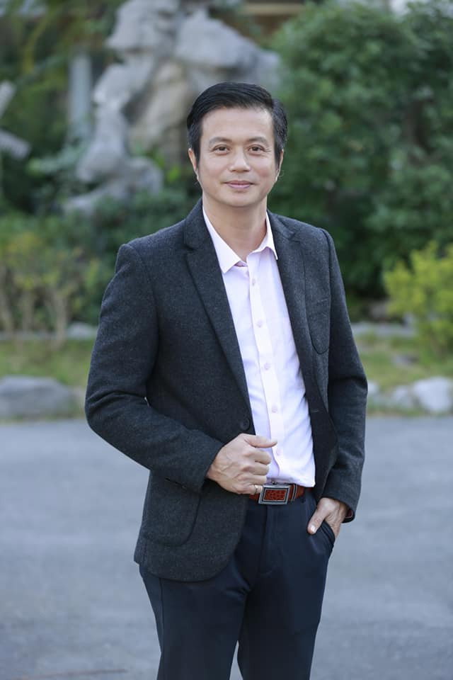 Bá Anh as Hiếu in Hoa sữa về trong gió