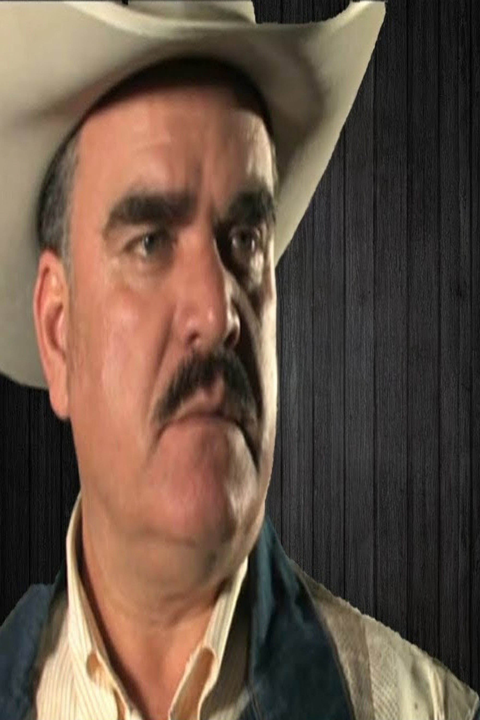 Emilio Franco as El Chaca in Regalo Caro 4