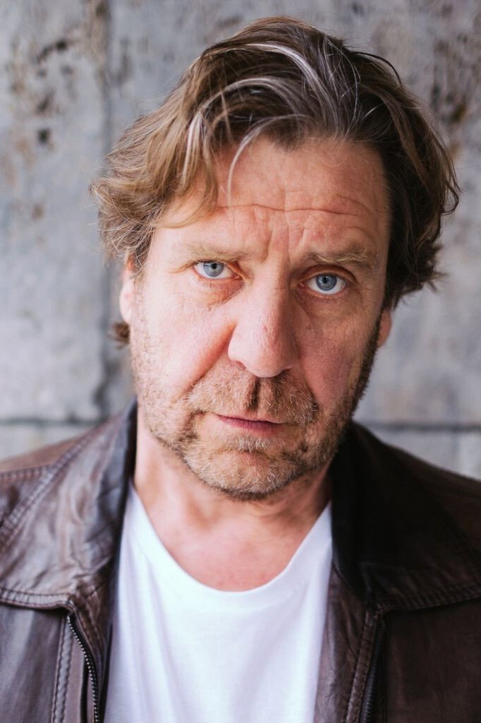 Uwe Rohde as Henner in Check Out