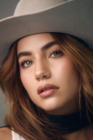 Ela Velden as Bárbara in Mi rival